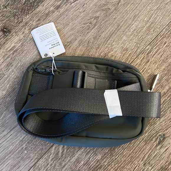 NWT Lululemon Grey Sage Everywhere Belt Bag! - Picture 5 of 9